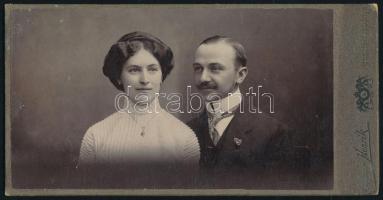cca 1910 Elegáns fiatal pár portréja, kabinetfotó Alpár Henrik besztercebányai (Banská Bystrica) műterméből, 11x21,5 cm