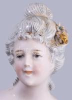 Antik porcelán teababa, hajában a virágon sérüléssel, m: 14 cm