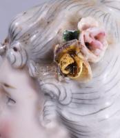 Antik porcelán teababa, hajában a virágon sérüléssel, m: 14 cm