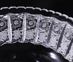 Ólomkristály talpas kínáló, jelzés nélkül, gazdag díszítéssel, d: 18 cm, m: 18 cm