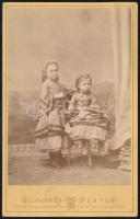 cca 1870 Két kislány portréja, kabinetfotó Elinger Ede pesti műterméből, kissé foltos, egyik sarkán kissé sérült, 17x11 cm (Korai kabinetfotó!)