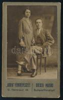 cca 1910-1920 Fiatal pár portréja, vizitkártya, Breuer Mátyás ,,Adria" fényképészete (Bp., Városliget), 10,5x6,5 cm