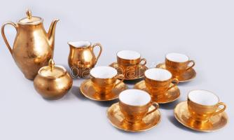 Koszorúsné aranyszínű festett mokkás / kávés készlet. Jelzett, minimális kopással, teljes.