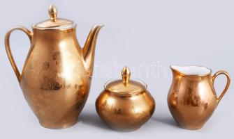 Koszorúsné aranyszínű festett mokkás / kávés készlet. Jelzett, minimális kopással, teljes