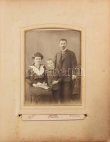 cca 1870-1910 Régi fotóalbum összesen 20 db keményhátú fotóval (vizitkártyák, kabinetfotók), különfé...