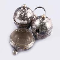Mappin &amp; Webb London háromszorosan ezüstözött fűszerkínáló, kivehető sószóróval, 2 üvegbetéttel (egyik pótolt), jelzett, kopással, 11x8 cm