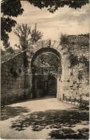 Pola, Pula; Arco Romano / Római kapu / Roman gate. Phot. A. Beer. Verlag F. W. Schrinner (EK)