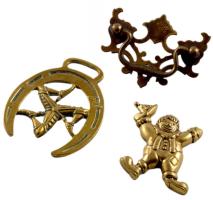 3 darab bronz dísz és szerelék, h: 9 cm alatt