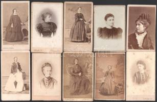 10 db hölgyeket ábrázoló vizitkártya, különféle műtermekből (közte Schrecker Ignác, ill. Borsos József, Pest; Anner József, Besztercebánya; stb.), változó állapotban