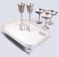Angol ezüstözött kínálótálca, rajta 5 darab ezüstözött pohárral, poharakon jelzett, 41x15 cm, poharak m: 13-18 cm