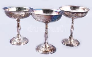 Angol ezüstözött kínálótálca, rajta 5 darab ezüstözött pohárral, poharakon jelzett, 41x15 cm, pohara...