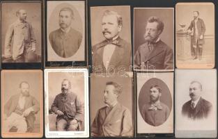10 db férfiakat ábrázoló vizitkártya, különféle műtermekből (közte Christ Anna, Pest; Lengyel Samu, Kassa-Balatonfüred; Halász Ágost, Bp.; stb.), változó állapotban