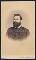 cca 1865 Elegáns, szakállas úr portréja, vizitkártya Frey Béla zombori műterméből, vágott karton, 10x6 cm (Ritka!)