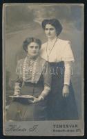 cca 1910 Két fiatal hölgy portréja, vizitkártya Kalmár temesvári (Timisoara) műterméből (Temesvár-Józsefváros, Kossuth Lajos-utcza 27. sz.), szecessziós verzóval, 10,5x6,5 cm (Ritka!)