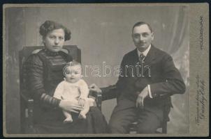 cca 1910-1915 Rácz Lajos ratosnyai állomásfőnök és családja, kabinetfotó Dunky Elek (Ferencz és társa utóda) kolozsvári műterméből, szecessziós verzóval, feliratozva, 10,5x16,5 cm