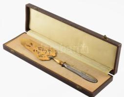 Ezüst (Ag) nyelű tortalapát, dobozában, jelzett, h: 29 cm