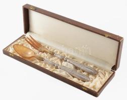 Ezüst (Ag) nyelű salátakínáló szett, dobozában, jelzés nélkül, h: 28,5 cm