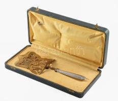 Ezüst (Ag) nyelű tortalapát, jelzett, dobozában, h: 26 cm
