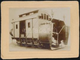 cca 1900 Hóhányó vasúti gép a MÁV Gépgyárban, keményhátú fotó, hátulján feliratozva, 13,5×18 cm / train snow plow