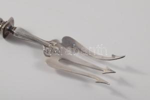 3 darabos ezüst (Ag) nyelű szervírozó szett, jelzett, h: 18 cm