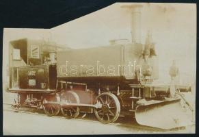 1870 MÁV XIIe. osztályú 5602 pályaszámú szertartályos gőzmozdony, hátoldalon feliratozott fotó, 9×14 cm / locomotive