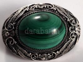 Ezüst (Ag) bross, malachit berakással, jelzett, h: 3,5 cm, bruttó 13,6g