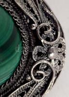 Ezüst (Ag) bross, malachit berakással, jelzett, h: 3,5 cm, bruttó 13,6g