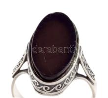 Ezüst (Ag) gyűrű, kissé kopott ónix berakással, m:56, jelzett, bruttó 5,8g