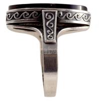 Ezüst (Ag) gyűrű, kissé kopott ónix berakással, m:56, jelzett, bruttó 5,8g