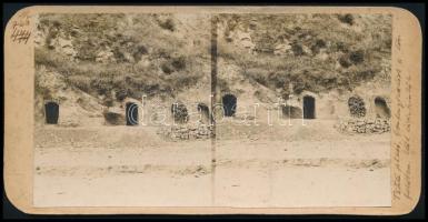 cca 1910 Titeli plató, barlanglakások, sztereófotó, feliratozva, 9×17,5 cm