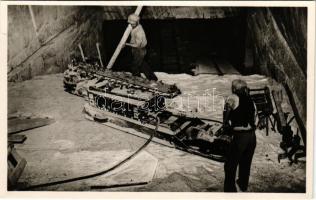 Aknaszlatina, Akna Slatina, Slatinské Doly, Szolotvino, Solotvyno (Máramaros); Sóvágógépek a bányában / salt cutting machines in the mine