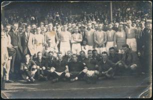 cca 1920 Bp., az FTC és az MTK kombinált csapatának játékosai által aláírt képeslap: Schlosser Imre,...