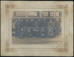 cca 1910 Villamos személyzettel, kartonra kasírozott fotó, karton foltos, 10×15 cm