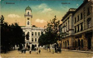 Komárom, Komárno; Klapka tér és szobor, városháza, üzletek, könyvnyomda, férfi kerékpárral. Vasúti levelezőlapárusítás 4. sz. - 1916./ square, statue, town hall, shops, printing house, man with bicycle (r)