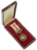 Oszmán Birodalom 1903-1923. "Hilal-i Ahmer (A Vörös Félhold) bronz fokozata" zománcozott bronz kitüntetés mellszalagon, a felső zománcozott sáv évszámok nélkül! Eredeti hiányos (zárókapocs) adományozói tokban. T:AU / Ottoman Empire 1903-1923. "Hilal-i Ahmer (Red Crescent)" enamelled bronze decoration on ribbon with suspension bars, the upper bar without enamelled dates! In original, albeit incomplete (missing clasp) award case. C:AU