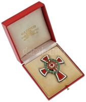 1914. "A Vörös Kereszt tiszti Díszjelvénye hadidíszítménnyel" zománcozott, jelzett Ag kitüntetés függőleges tűvel, Minerva fejes jelzés a tűn. Eredeti rendkívül szép állapotú "Patriae ac Humanitati 1864-1914 K.D." adományozói tokban. A tok belső oldalán "G.A.SCHEID WIEN VI. GUMPENDORFERSTR. 85 BUDAPEST VII,, HOLLO-UTCZA 6." gyártói jelzés. (58x48mm) T:AU / Hungary 1914. "Red Cross, Badge of Honour for Officers with a war decoration" enamelled, hallmarked Ag decoration with vertical pin, Minerva's Head hallmark on pin. In original "Patriae ac Humanitati 1864-1914 K.D." award case. Inside the case "G.A.SCHEID WIEN VI. GUMPENDORFERSTR. 85 BUDAPEST VII,, HOLLO-UTCZA 6." maker's mark (58x48mm) C:AU NMK 281.