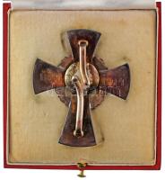 1914. "A Vörös Kereszt tiszti Díszjelvénye hadidíszítménnyel" zománcozott, jelzett Ag kitü...