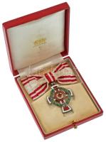 1914. "A Vörös Kereszt tiszti Díszjelvénye hadidíszítménnyel" zománcozott, jelzett Ag kitüntetés női csokorszalaggal, Minerva fejes jelzés a függesztőkarikán. Eredeti rendkívül szép állapotú "Patriae ac Humanitati 1864-1914 K.D." adományozói tokban. A tok belső oldalán "BACHBUCH A. CS. ÉS . KIR. UDVARI ÉKSZERÉSZ" gyártói jelzés. (48x38mm) T:AU / Hungary 1914. "Red Cross, Badge of Honour for Officers with a war decoration" enamelled, hallmarked Ag decoration with with women's bouquet ribbon, Minerva's Head hallmark on the ring. In original "Patriae ac Humanitati 1864-1914 K.D." award case. Inside the case "BACHBUCH A. CS. ÉS . KIR. UDVARI ÉKSZERÉSZ"" maker's mark (48x38mm) C:AU NMK 281.