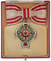 1914. "A Vörös Kereszt tiszti Díszjelvénye hadidíszítménnyel" zománcozott, jelzett Ag kitü...