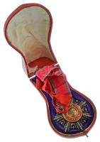 Oszmán Birodalom 1900 k. "Medzsid Rend III. osztálya" zománcozott, Au és Ag csillag, hátoldalán két helyen ezüst fémjelekkel, nyakszalagon. Eredeti "3"-as arab számjelzésű adományozói dísztokban. A tok az élei mentén kopott, de összességében jó állapotban. (~62mm) T:AU / Ottoman Empire ~1900. "Order of Medjidie, 3rd Class" enamelled, Au and Ag star, with two silver hallmarks on neck ribbon. In original award case, marked with "3" in arabic numeral. Along the case's edges signs of wear but otherwise in good condition (~62mm) C:AU