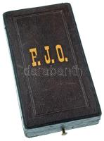 1910. "F. J. O." A Ferenc József-rend lovagkeresztjének adományozói tokja, belső oldalán "V. Mayer's Söhne K.u.K. Hof u. Kammerjuweliere Ordenfabrikanten Wien" gyártói jelzéssel. Hátoldalán bélyegzett "1910" évszámjelzéssel. A tokon hátoldalán kopás (egykori árcédula?) nyoma / 1910. "F. J. O." Award case of the "Order of Franz Joseph, Knight's Cross" with "V. Mayer's Söhne K.u.K. Hof u. Kammerjuweliere Ordenfabrikanten Wien" maker's mark in the interior. On the backside stamped date "1910" and some signs of wear (possibly price tag sticker?)