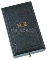 1916. "D. K." Az Érdemkereszt valamely fokozatának (arany, ezüst, vas) adományozói tokja, 28mm-es fészekkel, hátoldalon "1916" évszámjelzéssel és kiolvashatatlan bélyegzéssel valamint "Etuis &amp; Casetten Fabrik J. G. Bergmann VII" gyártói jelzéssel. / 1916. "D. K." Cross of Merit award case for various levels (Golden, Silver or Iron) with 28mm wide nest. On the backside stamped date "1916", an unreadable one and "Etuis &amp; Casetten Fabrik J. G. Bergmann VII" maker's mark. Ortner-Ludwigstorff Part II. / Vol. 1. 221. p.