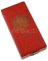 Bulgária 1909 k. A Katonai Érdemkereszt Tisztikeresztjének (IV. osztály) adományozói tokja. A tok belső oldalán "Joh. Schwerdtner Wien VI. Mariahilferstrasse 47" gyártói jelzéssel. / Bulgaria ~1909. Award case of the Order of Military Merit 4th Grade - Officer's Cross. Inside the lid "Joh. Schwerdtner Wien VI. Mariahilferstrasse 47" maker's mark.