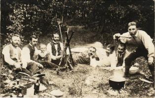 Vadászok puskákkal ebéd közben / hunters with rifles, during lunch. photo (fl)