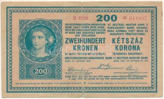 1918. 200K "B 1029 *014937" hullámos hátlappal, a középső függőleges hajtás mentén alul és felül szakadás T:F / Hungary 1918. 200 Korona "B 1029 *014937" with wavy pattern on backside. Tears along the central foldline at the upper and lower edges C:F Adamo K31/8