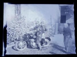 cca 1960 Közlekedés, járművek, dodzsem, kisautó, stb 20 db fotó negatív 6x6 cm