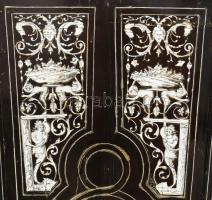 Berainesque stílusú kabinetszekrény. Olasz vagy francia, cca 1850, csontintarziás ébenfa furnérral f...