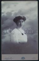 1908 gróf Hardenberg Ilona Vilma (1888-?), nagybaczoni Keresztes Kálmán (1881-1928) vezérkari ezredes későbbi feleségének portréja (a boszniai Mostarban kötöttek házasságot 1916-ban). Kabinetfotó Skalnik és Fia kassai műterméből, hidegpecséttel jelzett, a hátoldalon feliratozva, 21,5x13 cm