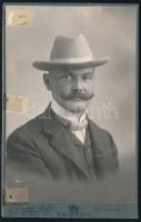 1906 Dr. Knezovits Adolf (1870-1922) ügyvéd portréja, a hátoldalon saját kezű dedikációjával (,,Dobó Etuskának szives megemlékezésül. Bp 1906 VIII/11 Dr. Knezovits"). Kabinetfotó Székely Aladár budapesti műterméből, bal szélén ragasztás nyomaival, 16,5x10,5 cm   1908/1909-ben a Pannónia Magyar Irodalmi Intézet Móricz Zsigmond (1879-1942) elleni perében Knezovits az írót képviselte, akivel levelezésük alapján bizalmas viszonyban állt. Az üggyel kapcsolatban 1909. január 14-én kelt levelében a következőket írja Móricznak:   ,,KEDVES BARÁTOM! A Pannoniának Ellened inditott perében legnagyobb sajnálatomra arról kell értesítenem Téged, hogy a biróság itélettel arra kötelezett, hogy a felperesnek 8 nap alatt végrehajtás terhével 152 korona tökét annak 1908 október 1-től járó 5% kamatait és 33 K. 60 fillér perköltséget fizessél. Ezt az összeget még abban az esetben is meg kell fizetned, ha az itélet ellen fellebbezéssel is élnél. Azért légy szives a fenti összeget nekem póstafordultával beküldeni, hogy felperes követelését kiegyenlithessem, mert különben végrehajtást fog Ellened kérni. A biroság arra az álláspontra helyezkedett, hogy megtévesztés nem forog fenn, mert az aláirási ivben, melynek másolatát Krecsméry barátunknak beküldöttem világosan rajta van, hogy a jövedelem egy része fog csak a hirlapirok javára fordittatni. Neked pedig mint intelligens embernek tudnok kell, hogy az általad aláirt megrendelő jegy tartalmazza a valóságot, nem pedig az, hogy az ügynök mit mondott az Otthon kör nevében. [Otthon Írók és Hírlapírók Köre, röviden Otthon Kör: magyar írók, hírlapírók és művészek 1891 és 1948 között működött budapesti társasköre, melynek Móricz Zsigmond meghatározó tagja volt.] Én az itéletet nem találom helyesnek, és amennyiben óhajtod meg fogom fellebbezni. Egyuttal annak a közlésére kérlek, hogy az iv aláirásakor nem volt e úgy összehajtva, hogy a felső részt látni nem lehetett, vagy az ügynök nem mondotta-e, hogy az iv tartalmától eltérőleg az egész jövedelem az Otthoné lesz. Szives válaszodat póstafordultával várva maradok Szivélyes üdvözlettel igaz hived Dr. Knezovits ügyvéd."   A levél digitalizált formában megtekinthető a dHUpla Digitális Bölcsészeti Platform weboldalán: https://dhupla.hu/text/o:mzs-lev.tei.914
