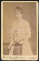 cca 1900 Elegáns fiatal hölgy portréja, vizitkártya Amalie &amp; Henriette Wittmann komáromi (Komorn, Komárno) műterméből (,,A lovarda mellett"), 11x7 cm. Ritka!